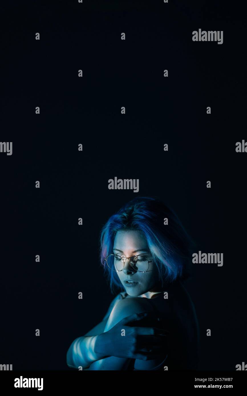 Weibliche Einsamkeit Kunst Porträt blaue Haare Frau Stockfoto