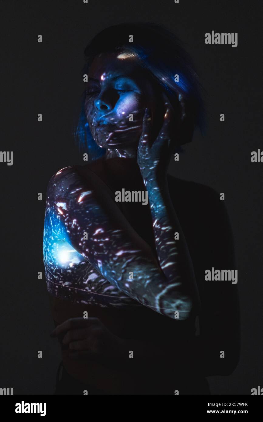 Fantasy Seele spirituelles Porträt Frau blaues Licht Stockfoto