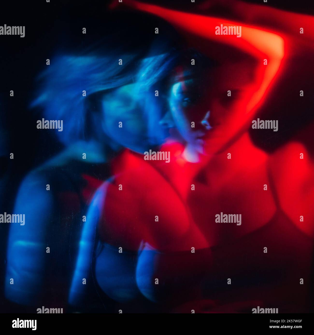 Psychische Störung entkokende Frau in rot blauem Licht Stockfoto