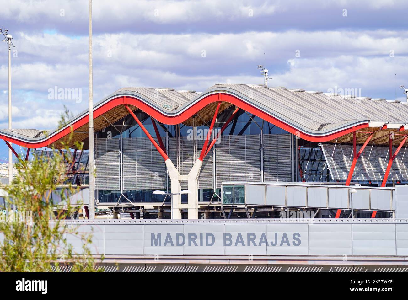 Madrid, Spanien, 30. Oktober 2022: Madrid Barajas Airport Terminal mit seiner modernistischen Architektur. Stockfoto