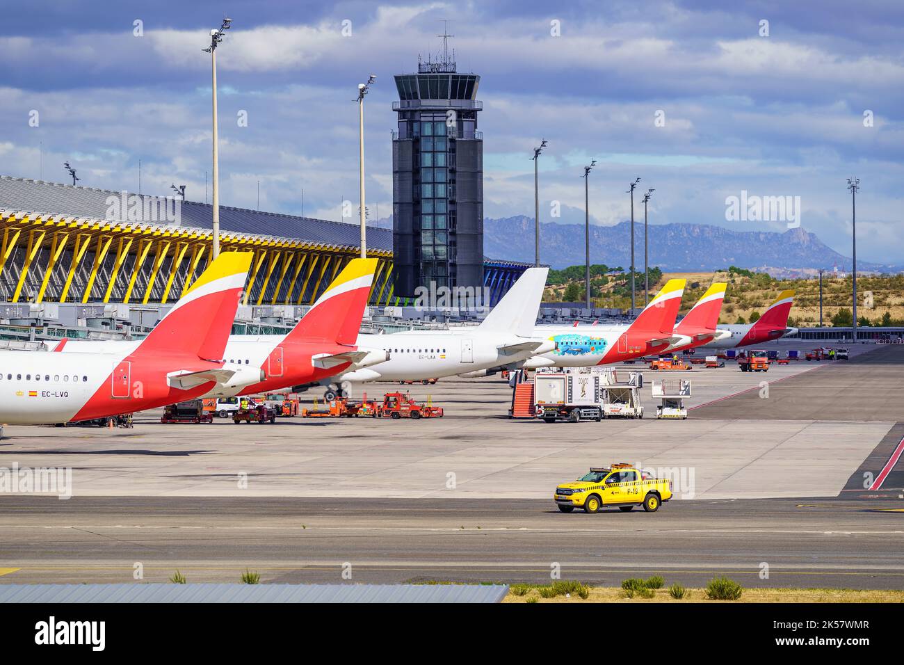 Madrid, Spanien, 30. Oktober 2022: Madrid Barajas Flughafen Terminal und geparkte Flugzeuge der Iberia Gesellschaft. Stockfoto