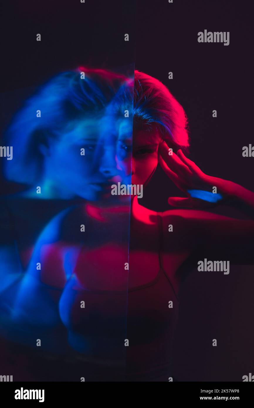 Psychische Störung gestört Frau in rosa blauem Licht Stockfoto