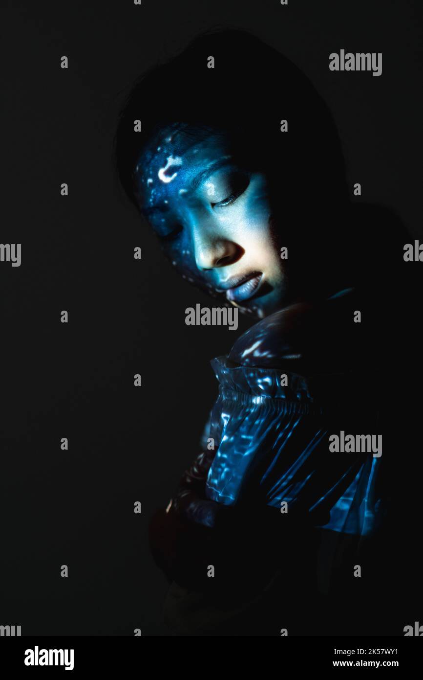 Kunst Porträt kosmische Schönheit blau asiatische Frau Gesicht Stockfoto