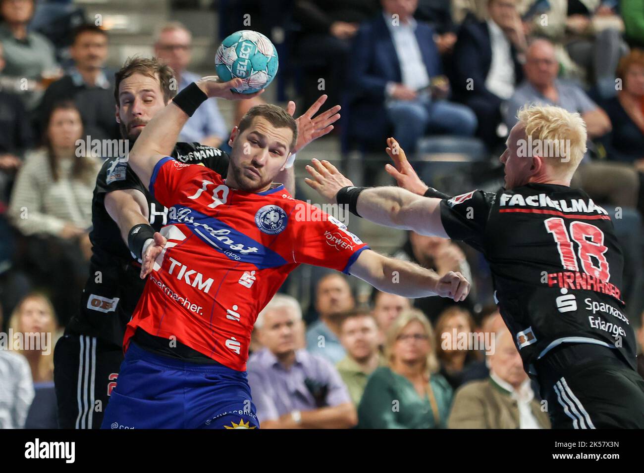 Nürnberg, Deutschland. 06. Oktober 2022. Handball: Bundesliga, HC Erlangen - Bergischer HC, Matchday 7 in der Arena Nürnberger Versicherung. Tomas Babak (M) vom Bergischen HC kämpft sich durch Erlangen's Nico Büdel (L) und Sebastian Firnhaber. Quelle: Daniel Karmann/dpa/Alamy Live News Stockfoto