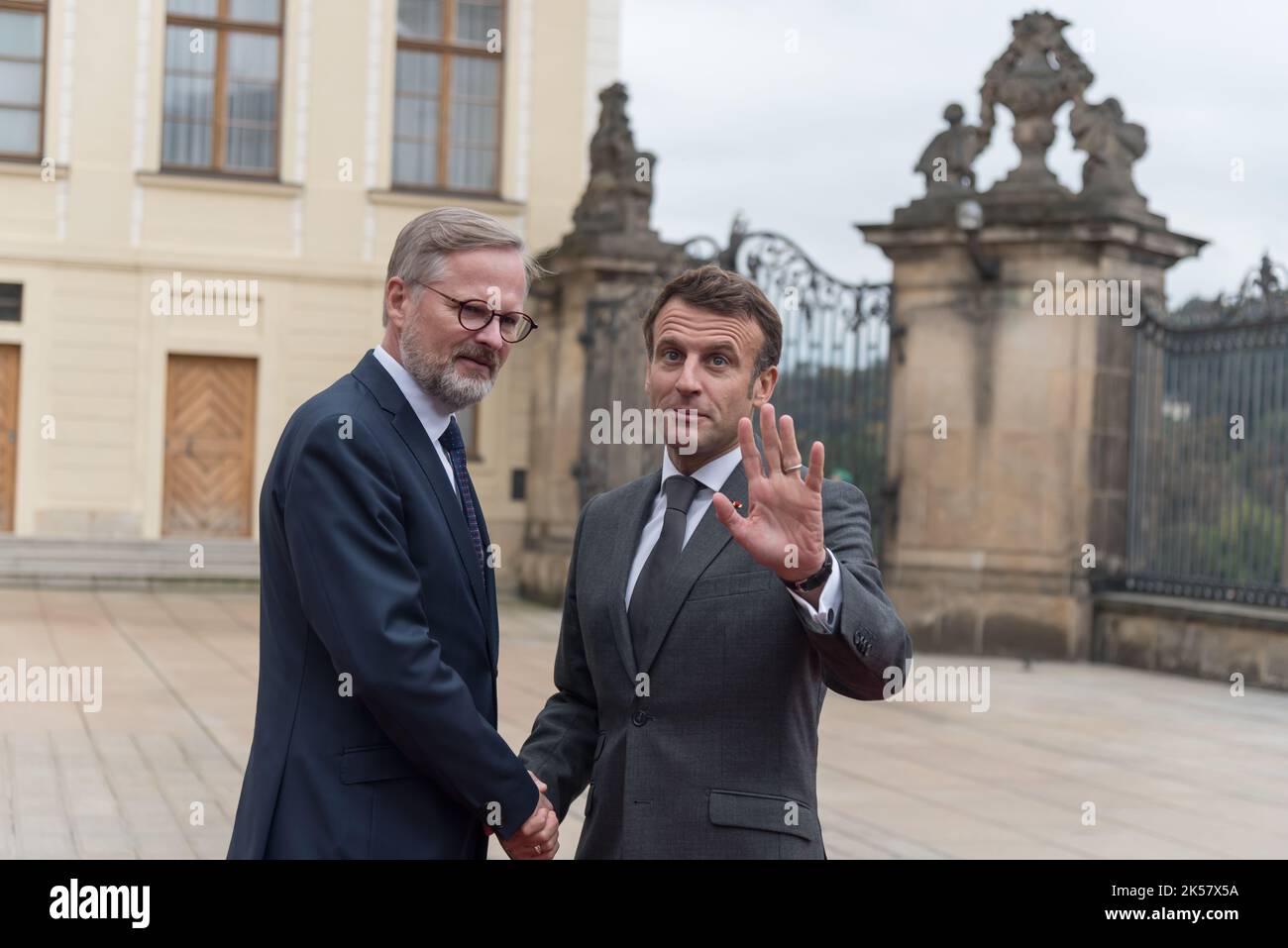 Prag, Tschechische Republik. 06. Oktober 2022. Der französische Präsident Emmanuel Macron (R) und der tschechische Premierminister Petr Fiala (L) vor dem Gipfeltreffen der Europäischen Politischen Gemeinschaft in Prag. Der Gipfel der Europäischen Politischen Gemeinschaft in Prag ist das erste Treffen eines umfassenderen Formats von Mitgliedstaaten der Europäischen Union und anderen europäischen Ländern auf dem gesamten Kontinent. Es handelt sich um das erste Treffen, das jemals von einem breiteren Format von Mitgliedstaaten der Europäischen Union und anderen europäischen Ländern auf dem gesamten Kontinent durchgeführt wurde. (Foto von Tomas Tkacik/SOPA Images/Sipa USA) Quelle: SIPA USA/Alamy Live News Stockfoto