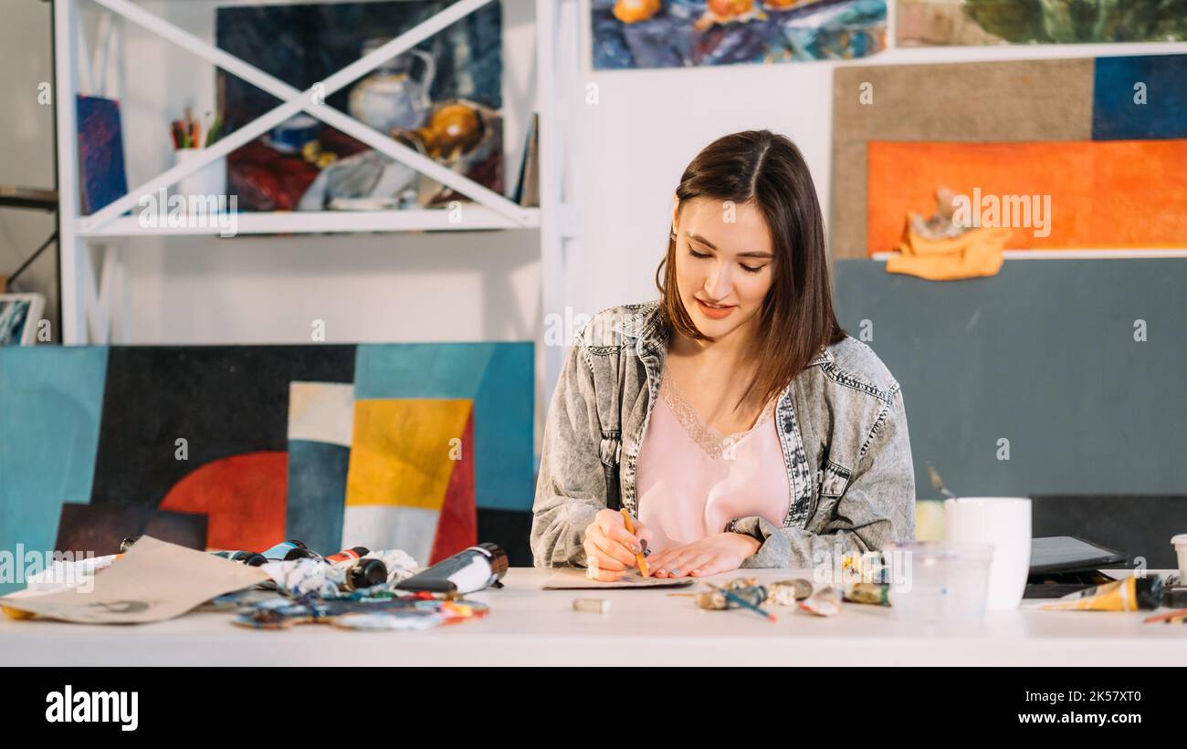 Kunst Hobby Künstler Lifestyle Frau zeichnen im Studio Stockfoto