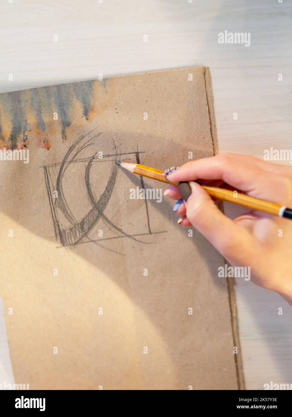 Zeichnung Künstler Hand Skizzieren auf rustikalem Papier Stockfoto