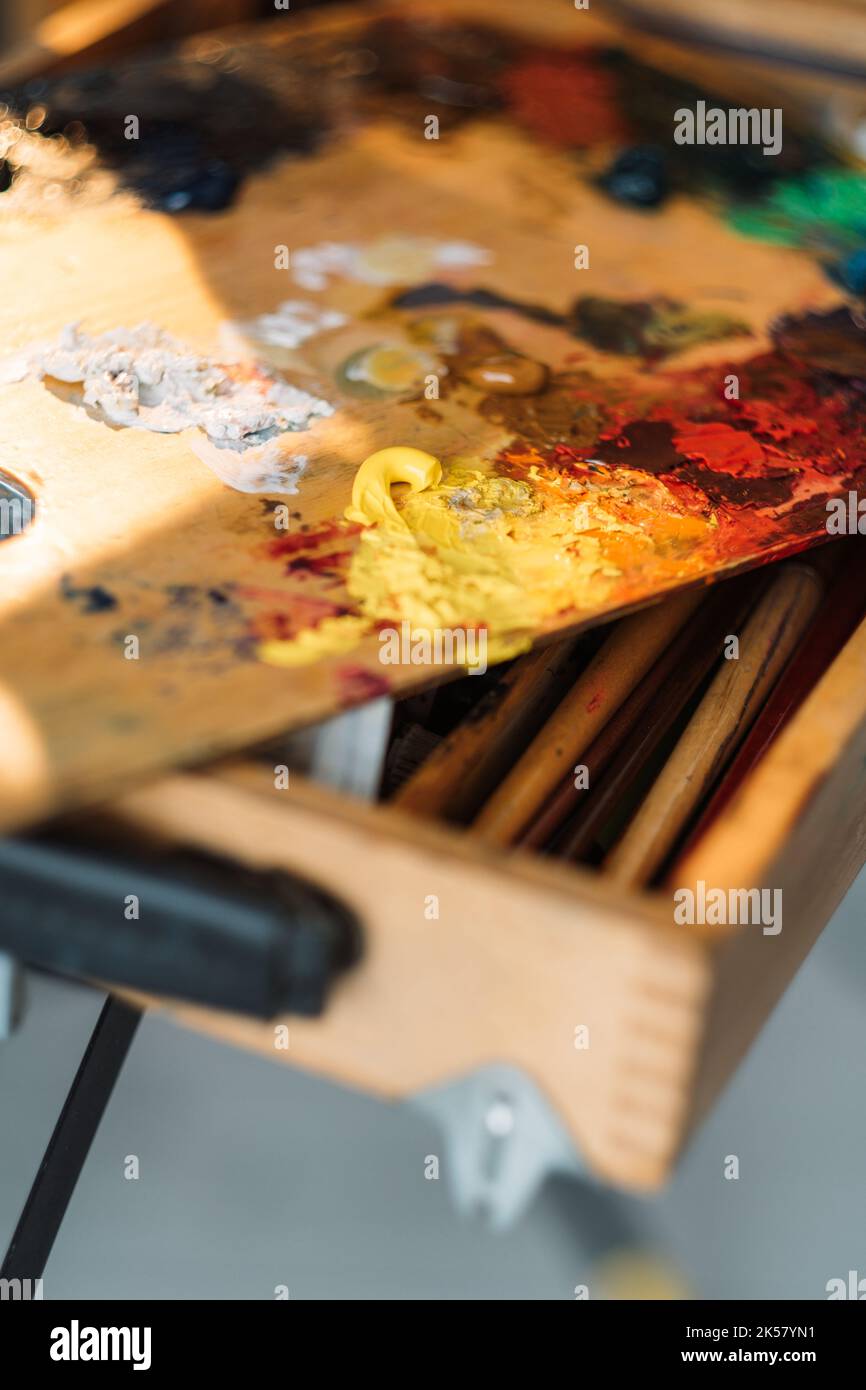 Künstler Mess Malerei Werkzeuge Ölfarbe auf Palette Stockfoto