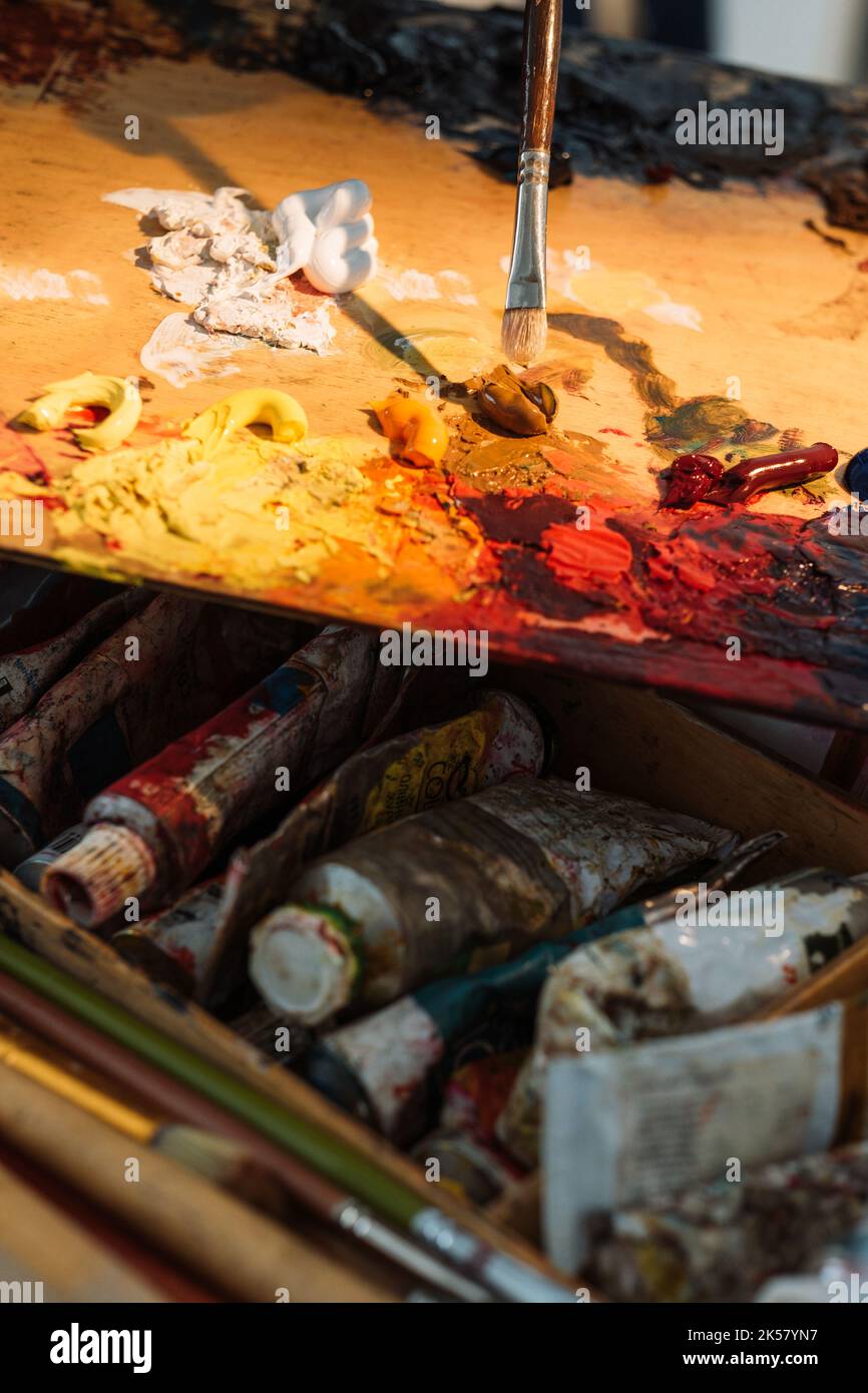 Painter Mess Art liefert Pinsel Farbpalette Stockfoto