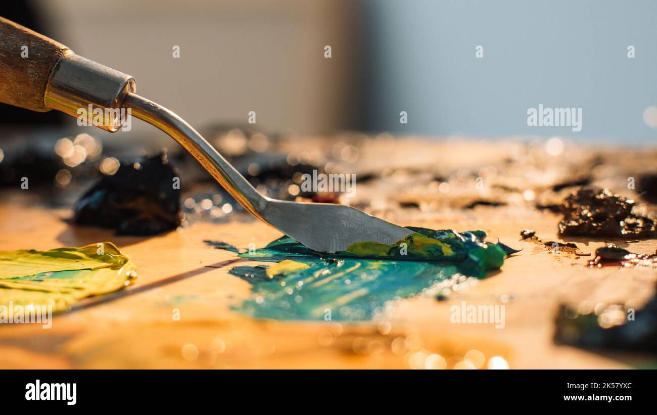 Künstler Arbeit Malerei Kunst Spatel mischen Ölfarbe Stockfoto