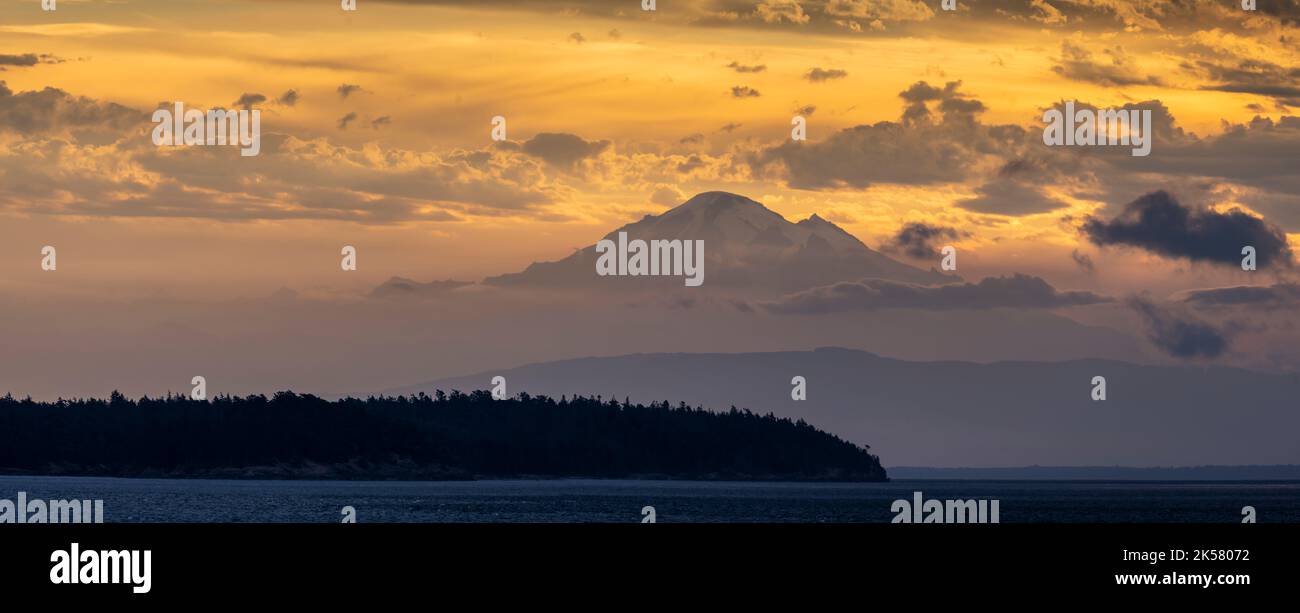 Mount Baker mit Wolken bei Sonnenaufgang von Saturna Island in British Columbia, Kanada. Stockfoto