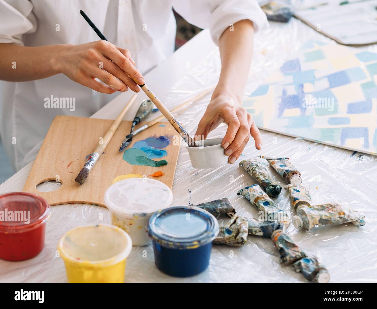 Kunst Hobby Malerei liefert Hände mischen Farbe Stockfoto