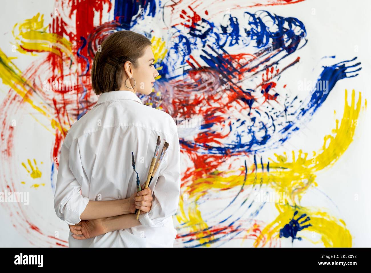 Kunst Therapie Hand Malerei Frau mit bunten Wand Stockfoto