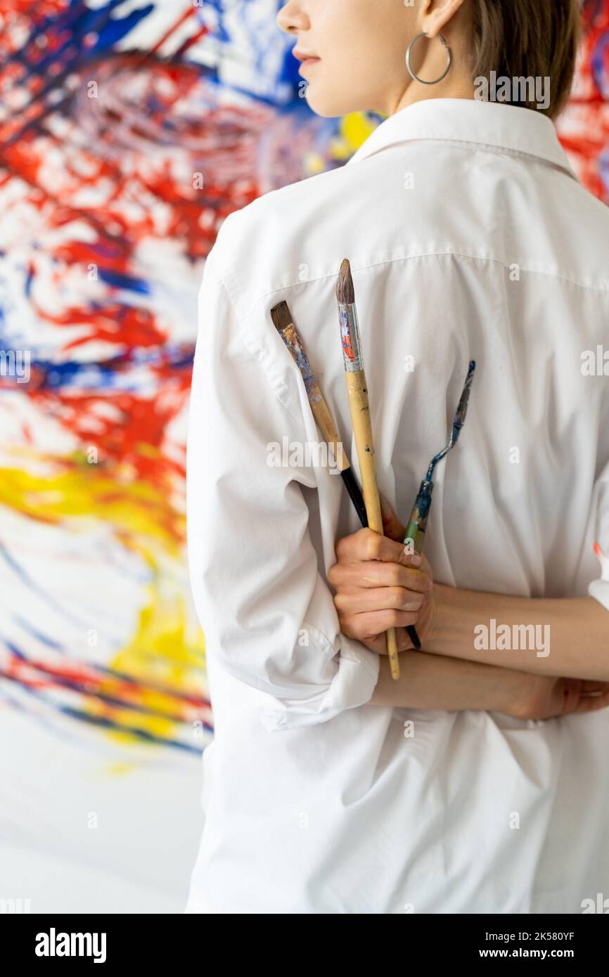 Malerei Klasse moderne Kunst Künstler mit Pinsel Stockfoto