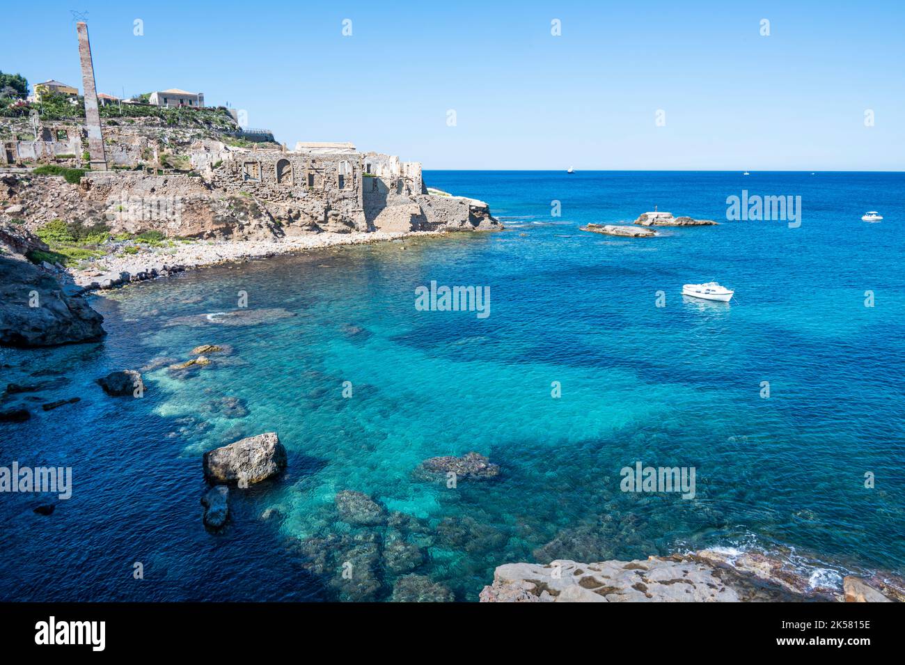 Der alte Tonnarsee und das wunderschöne Meer mit klarem und türkisfarbenem Wasser von Portopalo di Capo Passero Stockfoto