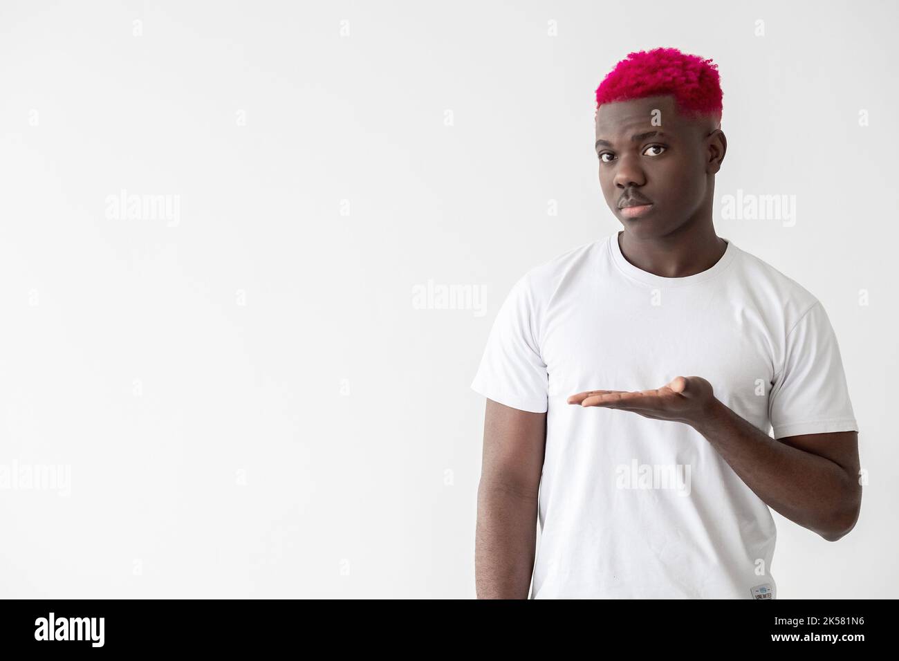 Förderung des Schwarzen. Gutes Angebot. Verkaufsvorführung. Hintergrund der Werbung. Informationsbanner. Serious african guy mit rosa Haaren weißen T-Shirt-Show Stockfoto