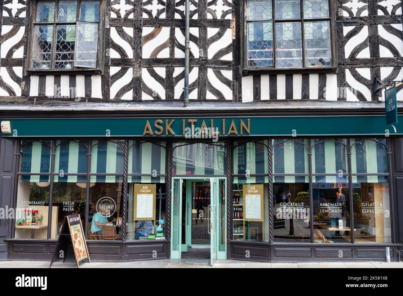 Shrewsbury, Großbritannien - die Vorderseite des italienischen Restaurants Ask in der Stadt Shrewsbury, England Stockfoto