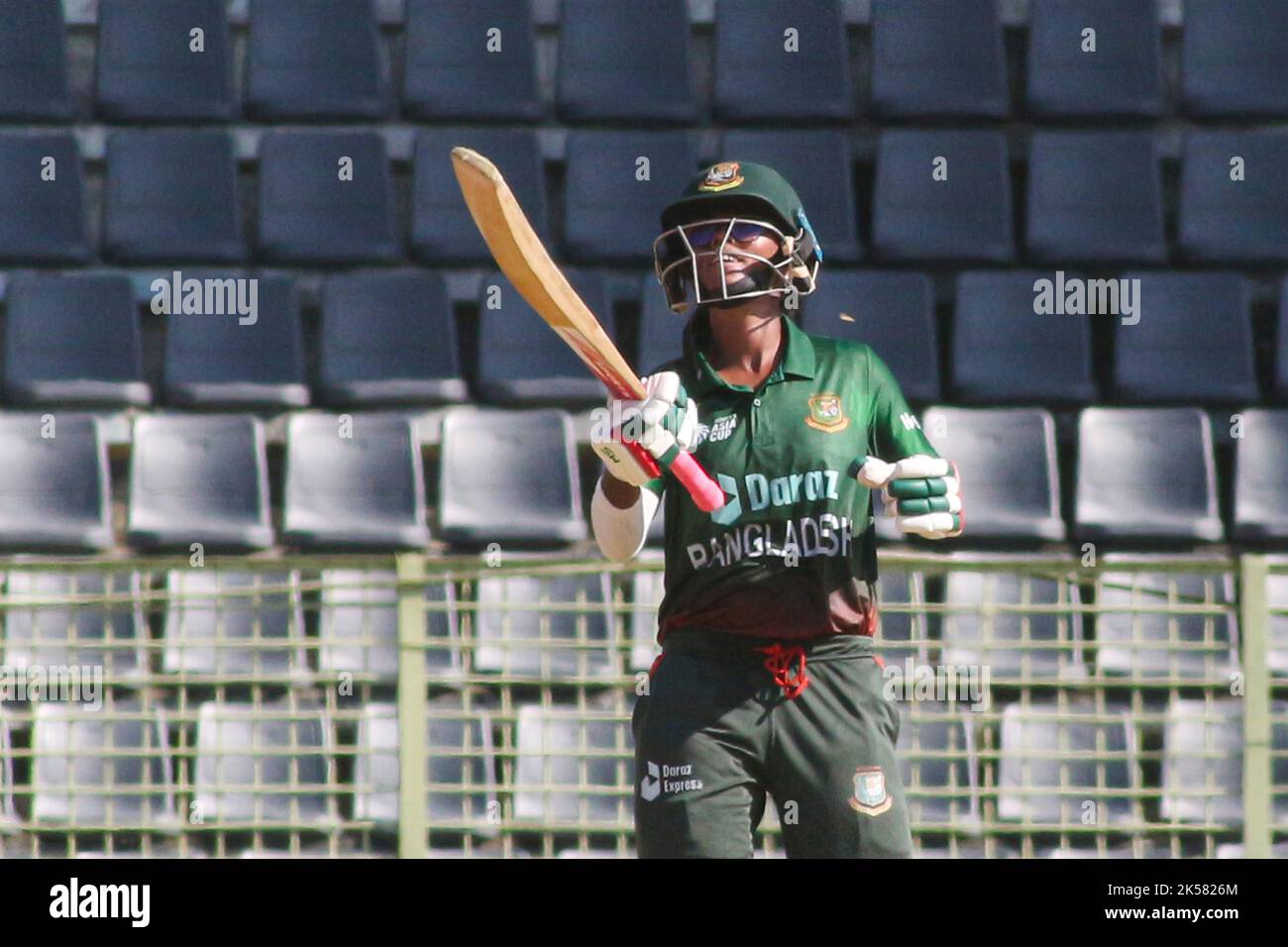 Sylhet, Bangladesch. 6. Oktober 2022. Murshida Khatun vom Frauen-Team von Bangladeshi feiert seinen Lauf während des Spiels zwischen Malaysia und Bangladesch des Women's Cricket Asia Cup 2022 im Sylhet International Stadium. Am 6. Oktober 2022 in Sylhet, Bangladesch. (Bild: © MD Rafayat Haque Khan Eyepix G/eyepix über ZUMA Press Wire) Stockfoto