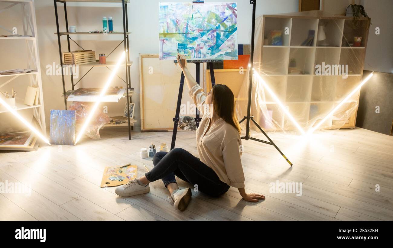 Künstlerische Frau Kunst Studio Schaffung Prozess verbessern Stockfoto