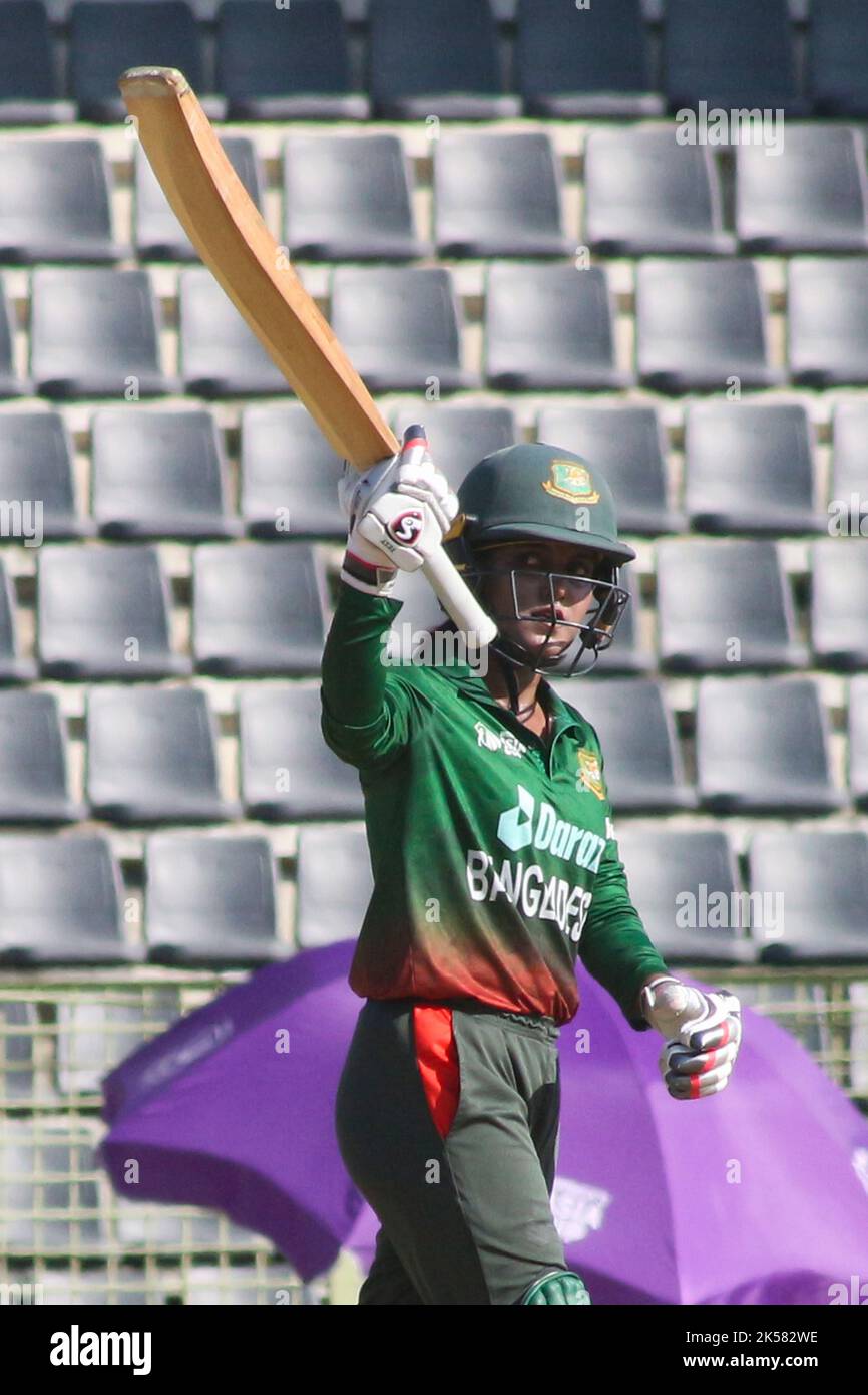 Sylhet, Bangladesch. 6. Oktober 2022. Nigar Sultana Joty von der bangladeschischen Frauenmannschaft trifft während des Spiels zwischen Malaysia und Bangladesch zum Women's Cricket Asia Cup 2022 im Sylhet International Stadium. Am 6. Oktober 2022 in Sylhet, Bangladesch. (Bild: © MD Rafayat Haque Khan Eyepix G/eyepix über ZUMA Press Wire) Stockfoto