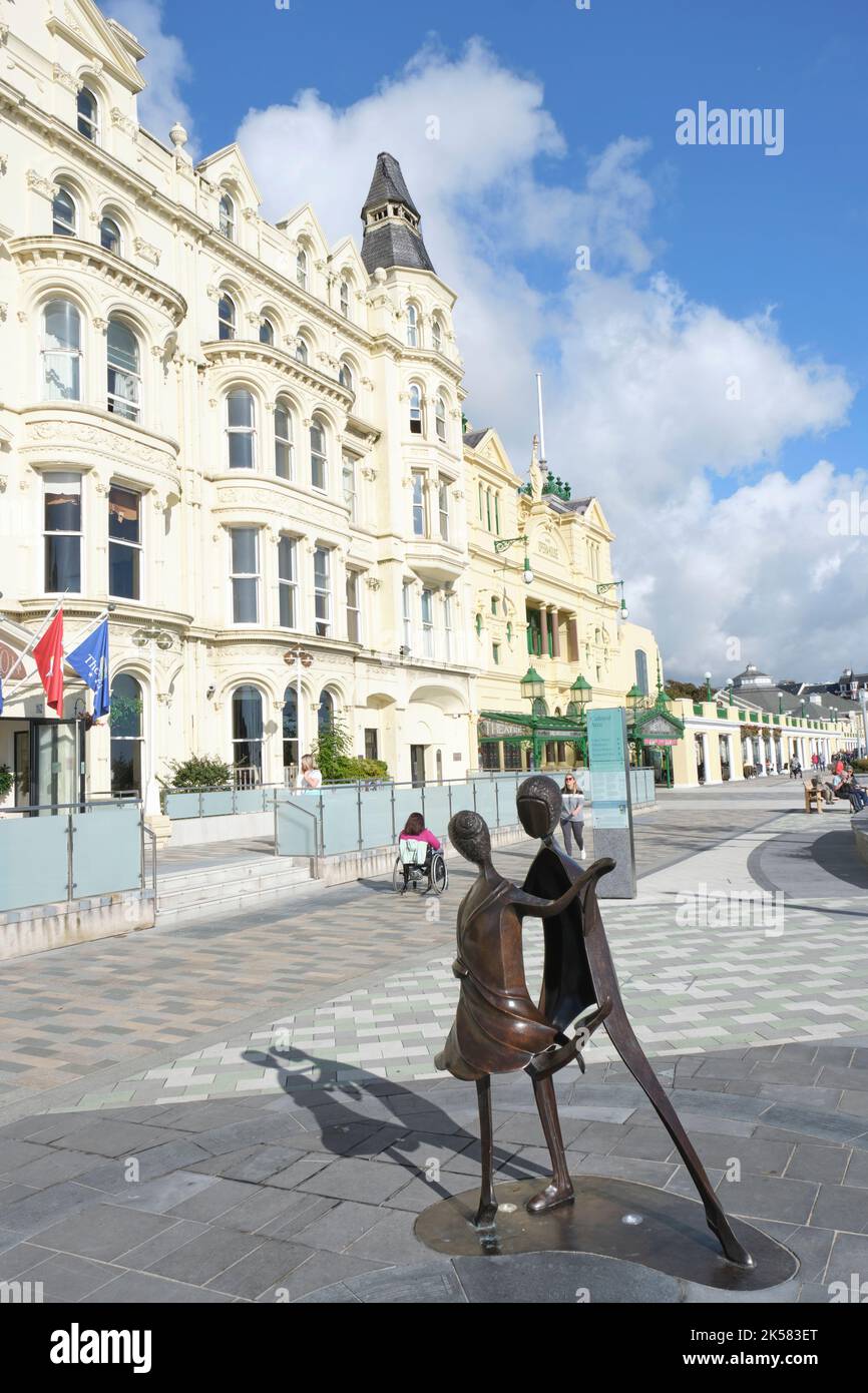 Eine tanzende Skulptur auf der Promenade in Douglas, Isle of man Stockfoto Eine tanzende Skulptur auf der Promenade in Douglas, Isle of man Stockfoto