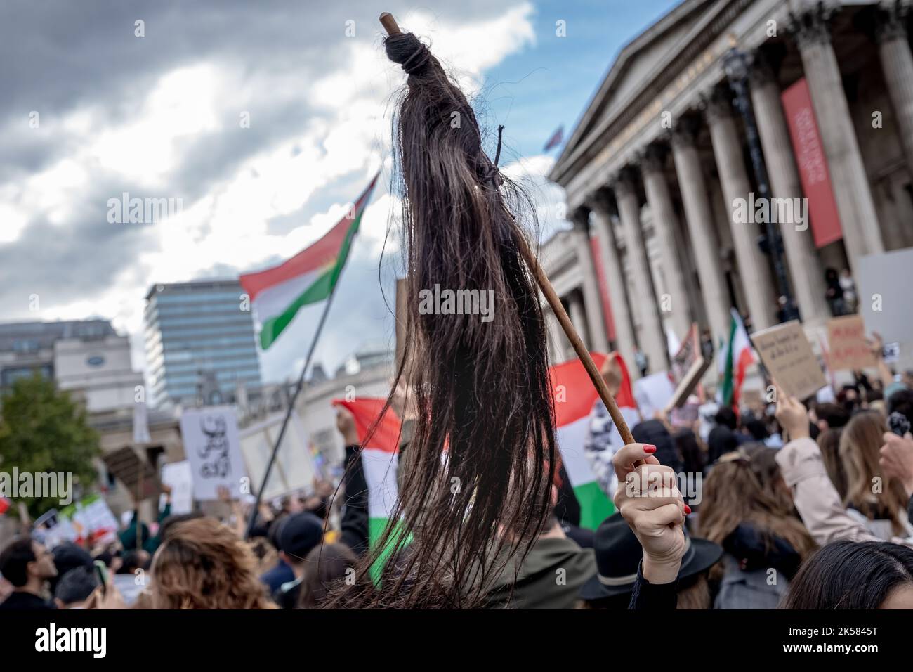 Hunderte britisch-iranischer Menschen versammeln sich auf dem Trafalgar Square und fordern mehr Maßnahmen seit dem Tod von Mahsa Amini. London, Großbritannien. Stockfoto