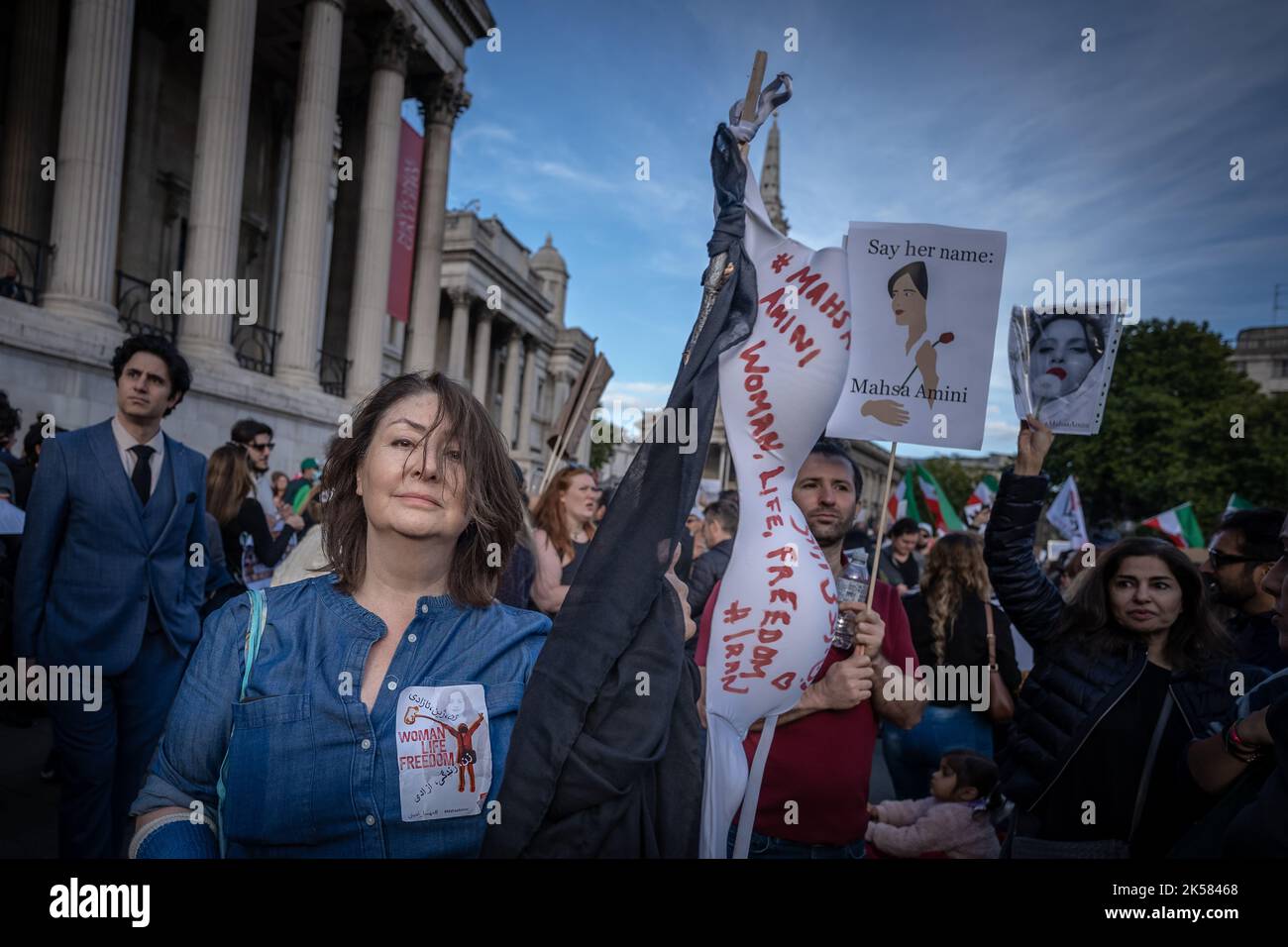 Maryam Namazie trifft sich mit Hunderten britisch-iranischer Menschen auf dem Trafalgar Square und fordert mehr Maßnahmen seit dem Tod von Mahsa Amini. Stockfoto