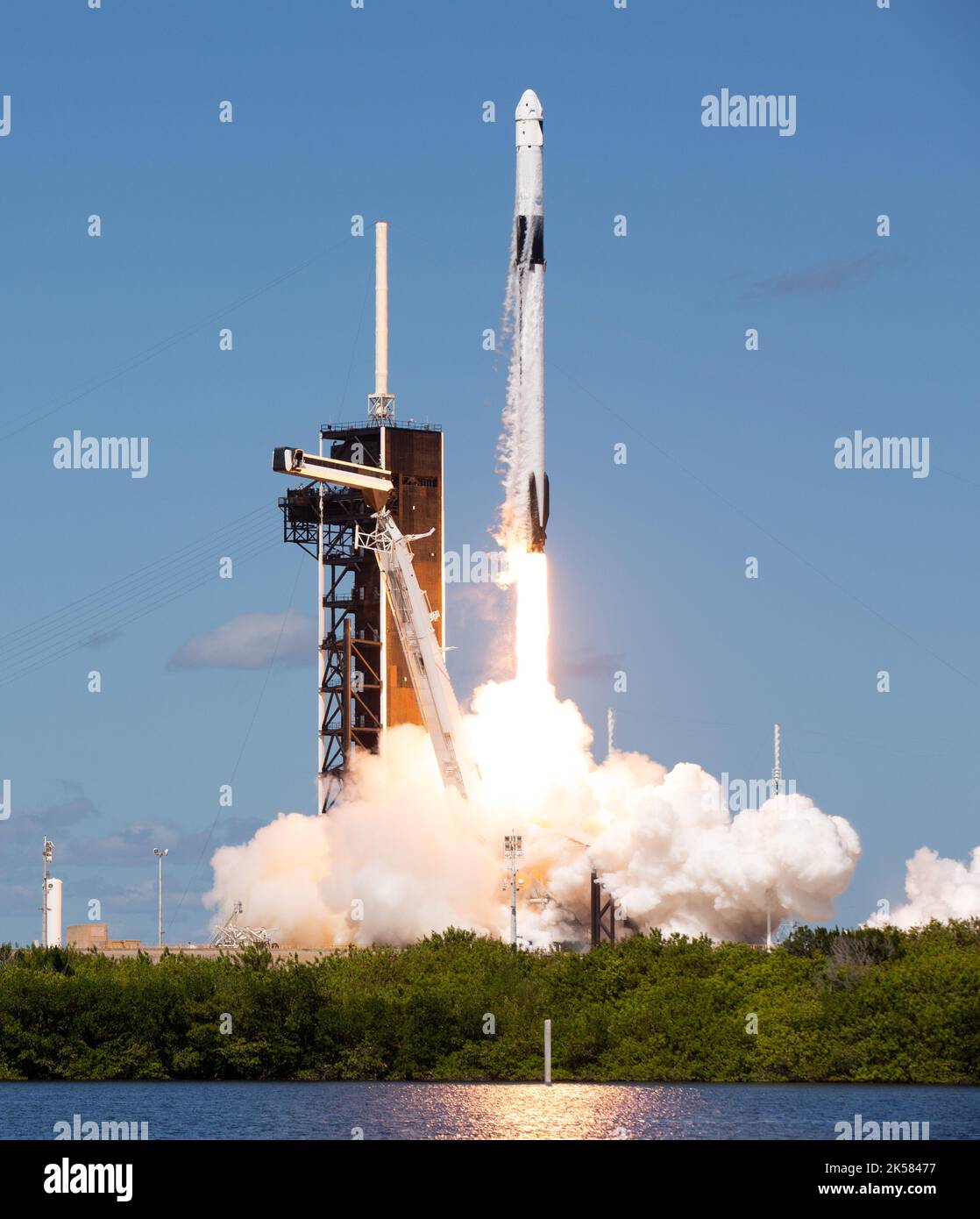 Cape Canaveral, Florida, USA. 5. Oktober 2022. Auf der NASA-Mission SpaceX Crew-5 zur Internationalen Raumstation wird mit den NASA-Astronauten Nicole Mann und Josh Cassada, dem Astronauten der Japan Aerospace Exploration Agency (JAXA), Koichi Wakata, eine Rakete vom Typ SpaceX Falcon 9 mit der Raumsonde Crew Dragon gestartet. Und Roskosmos-Kosmonauten Anna Kikina an Bord, Mittwoch, 5. Oktober 2022, im Kennedy Space Center der NASA in Florida. Die NASA-Mission SpaceX Crew-5 ist die fünfte Rundungsmission der Raumsonde SpaceX Crew Dragon und der Falcon 9-Rakete zur Internationalen Raumstation als Teil der Stockfoto