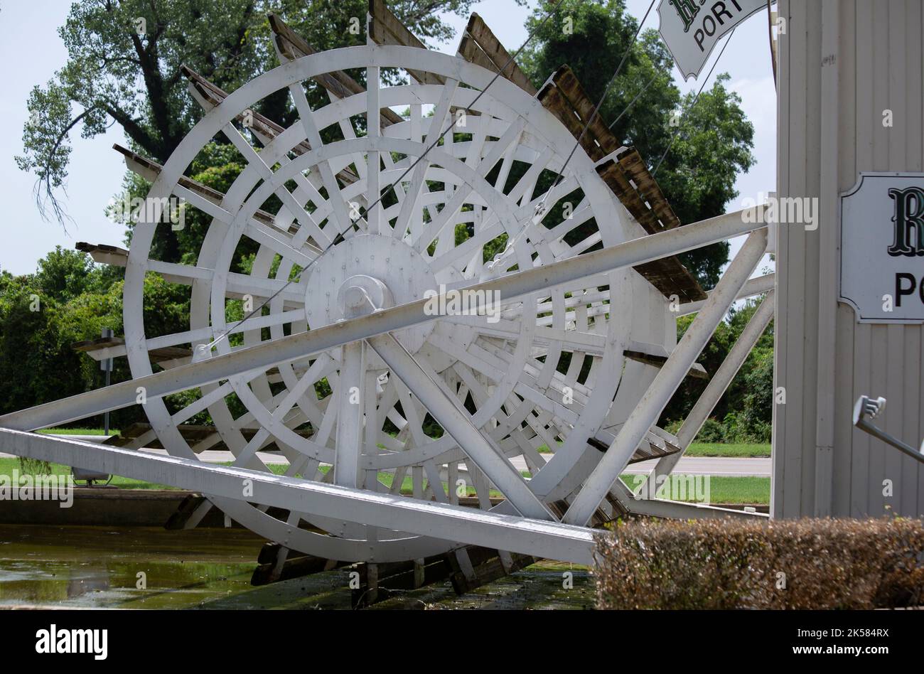 VISITOR's CENTER, Greenville, Mississippi/USA - 11. Juli 2016: Weißes Flussboot-Tretrad im Besucherzentrum von Greenville, Mississippi. Stockfoto