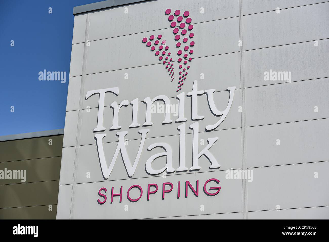 5. Oktober 2022: Wakefield, West Yorkshire, England, UK - Foto zeigt Parkplatz und Eingang zum Trinity Walk, Wakefield's neues Einkaufszentrum, auch hier Stockfoto