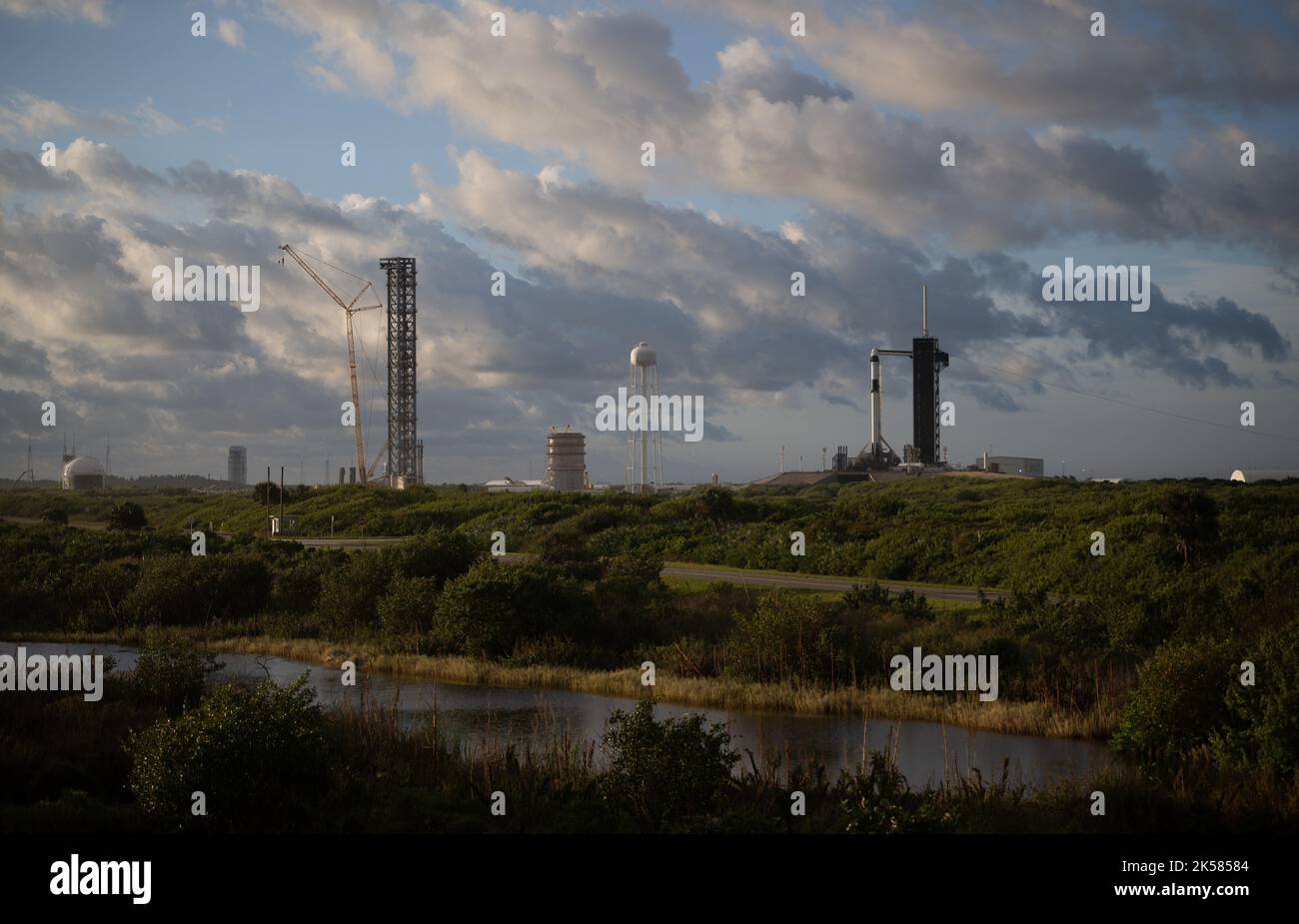 Eine SpaceX Falcon 9-Rakete mit der Crew Dragon-Sonde des Unternehmens an Bord wird auf der Startrampe im Launch Complex 39A gesehen, da die Vorbereitungen für die Crew-5-Mission am Dienstag, den 4. Oktober 2022, im Kennedy Space Center der NASA in Florida fortgesetzt werden. Die NASA-Mission SpaceX Crew-5 ist die fünfte Rundungsmission der Raumsonde SpaceX Crew Dragon und der Falcon 9-Rakete zur Internationalen Raumstation im Rahmen des Commercial Crew Program der Agentur. Die NASA-Astronauten Nicole Mann und Josh Cassada, der Astronaut Koichi Wakata der Japan Aerospace Exploration Agency (JAXA) und die Kosmonauten Anna Kikina aus dem Roskosmos sind sche Stockfoto