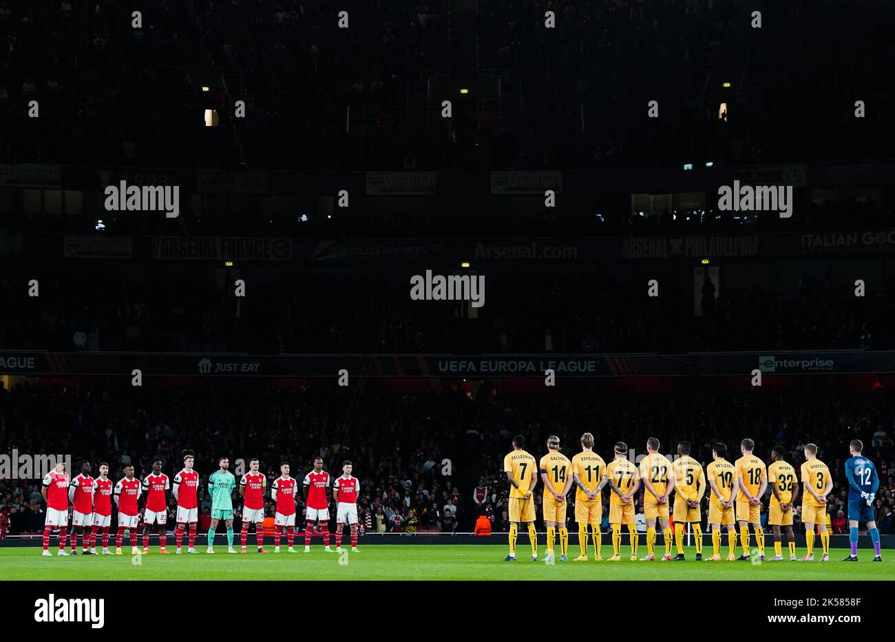 Die Spieler von Arsenal und FK Bodo/Glimt beobachten einen Moment der Stille in Erinnerung an die Opfer der Katastrophe im Kanjuruhan-Stadion in Indonesien während des Spiels der UEFA Europa League im Emirates Stadium in London. Bilddatum: Donnerstag, 6. Oktober 2022. Stockfoto