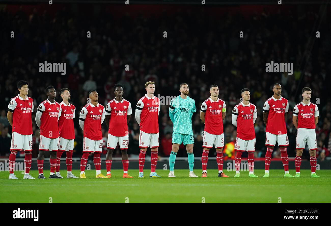 Arsenal-Spieler beobachten einen Moment der Stille, um an die Opfer der Katastrophe im Kanjuruhan-Stadion in Indonesien während des Spiels der UEFA Europa League im Emirates Stadium in London zu erinnern. Bilddatum: Donnerstag, 6. Oktober 2022. Stockfoto