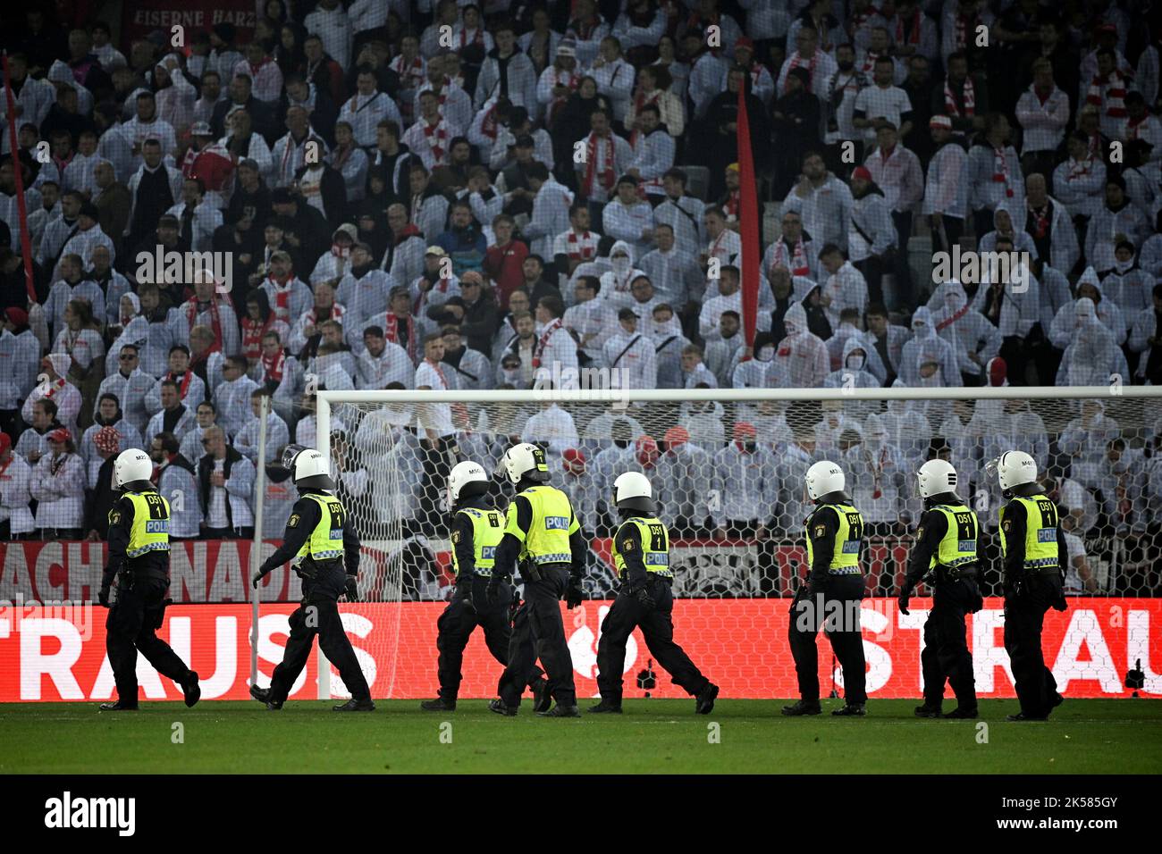 Die Bereitschaftspolizei verhaftete und entführte eine Person, nachdem Unterstützer während der Europa League, Gruppe D, am Donnerstag ein Feuerwerk auf dem Spielfeld und auf den Tribünen abfeuern Stockfoto