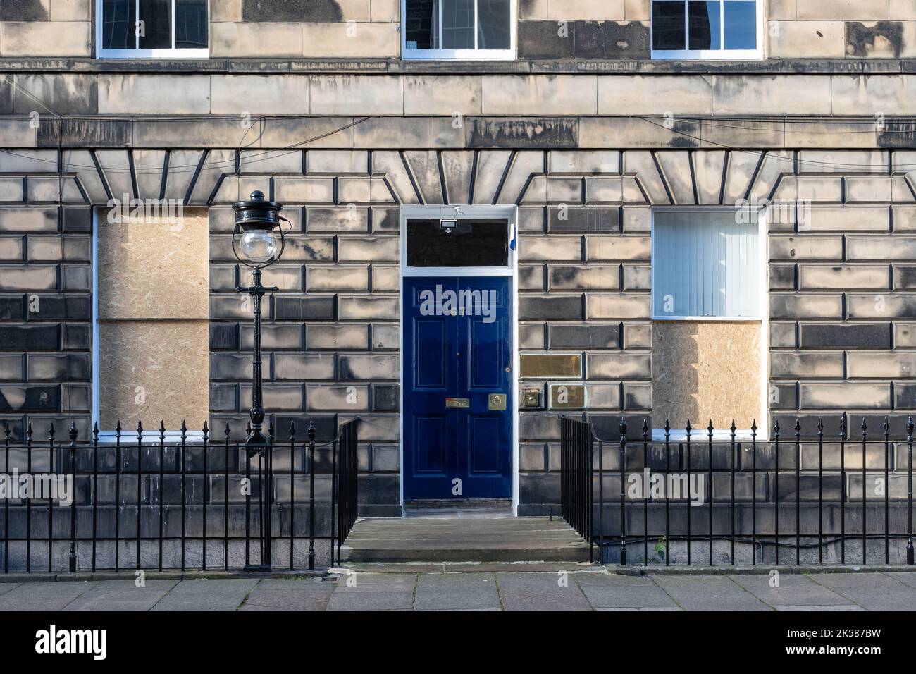 Das Hauptquartier der Partei der Schottischen Konservativen, nachdem sie von Aktivisten angegriffen wurde, die Fenster zerschlugen und „Blut auf die Hände“ an die Tür schrieben - Edinburgh Stockfoto