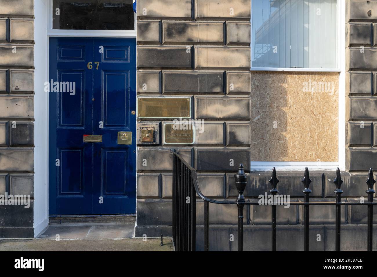 Das Hauptquartier der Partei der Schottischen Konservativen, nachdem sie von Aktivisten angegriffen wurde, die Fenster zerschlugen und „Blut auf die Hände“ an die Tür schrieben - Edinburgh Stockfoto