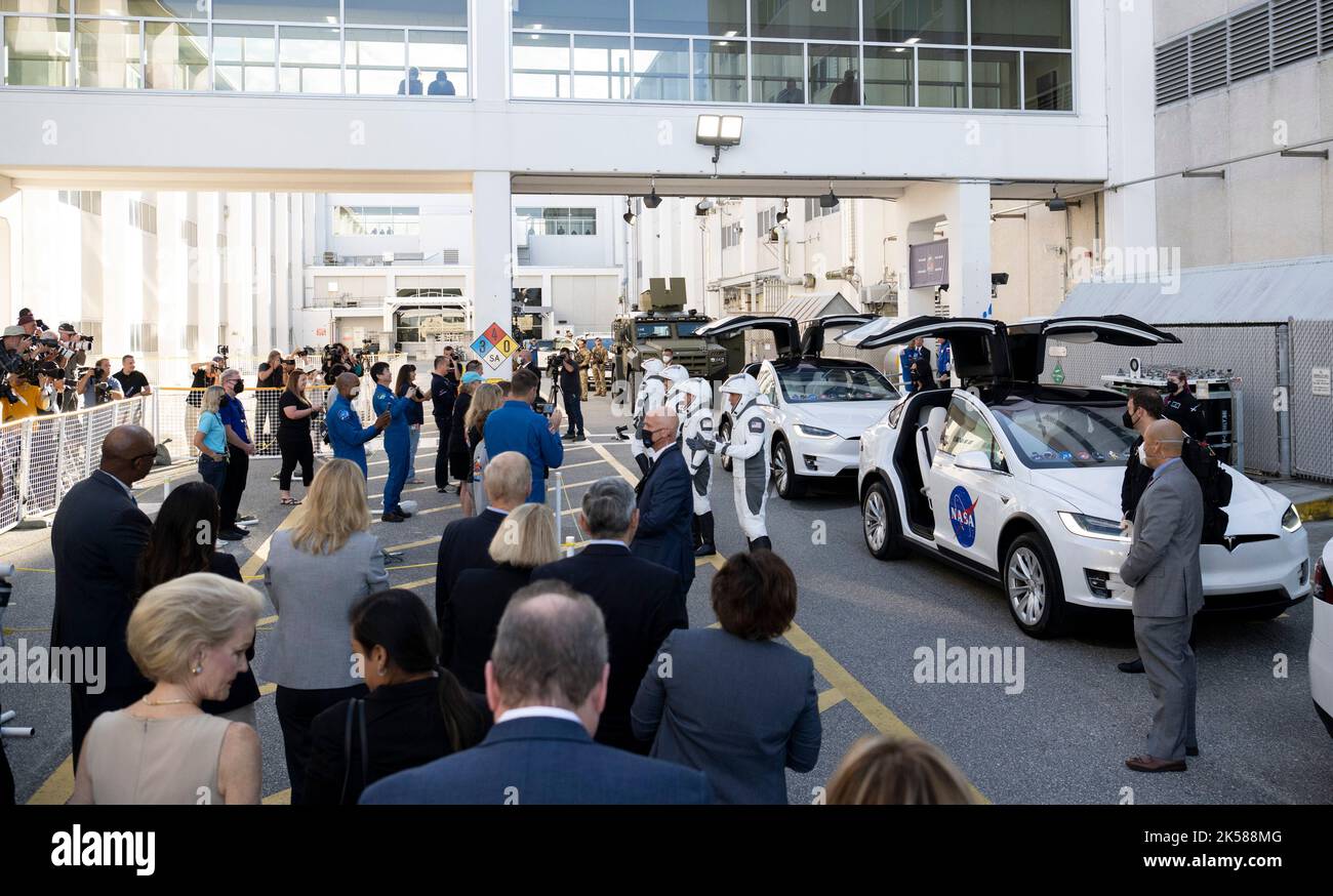 Cape Canaveral, Florida, USA. 5. Oktober 2022. Die NASA-Astronauten Josh Cassada und Nicole Mann, Astronaut Koichi Wakata, Japan Aerospace Exploration Agency (JAXA), Und die Roskosmos-Kosmonauten Anna Kikina, die SpaceX-Raumanzüge trägt, werden gesehen, als sie sich darauf vorbereiten, den Neil A. Armstrong Operations and Checkout Building for Launch Complex 39A zu verlassen, um am Mittwoch, den 5. Oktober 2022, im Kennedy Space Center der NASA in Florida an Bord der Raumsonde SpaceX Crew-5 zu gehen. Die NASA-Mission SpaceX Crew-5 ist die fünfte Rundungsmission der Raumsonde SpaceX Crew Dragon und des Falcon 9-Felsens Stockfoto