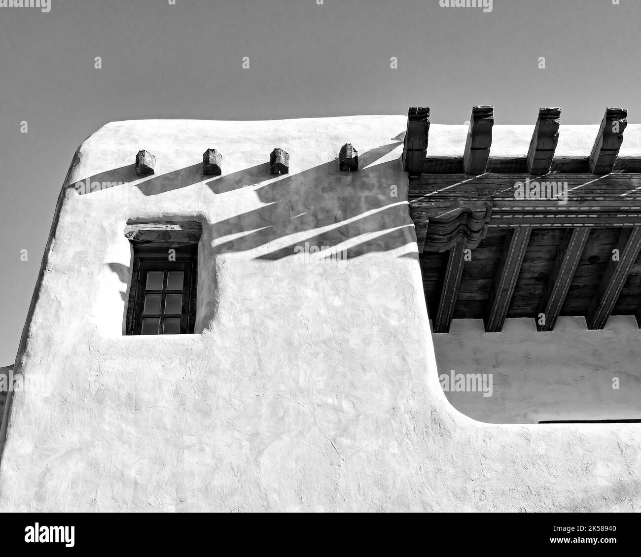Eine schwarz-weiße Abbildung eines adobe-Gebäudes mit einem Fenster und Holzbalken in Santa Fe, New Mexico Stockfoto