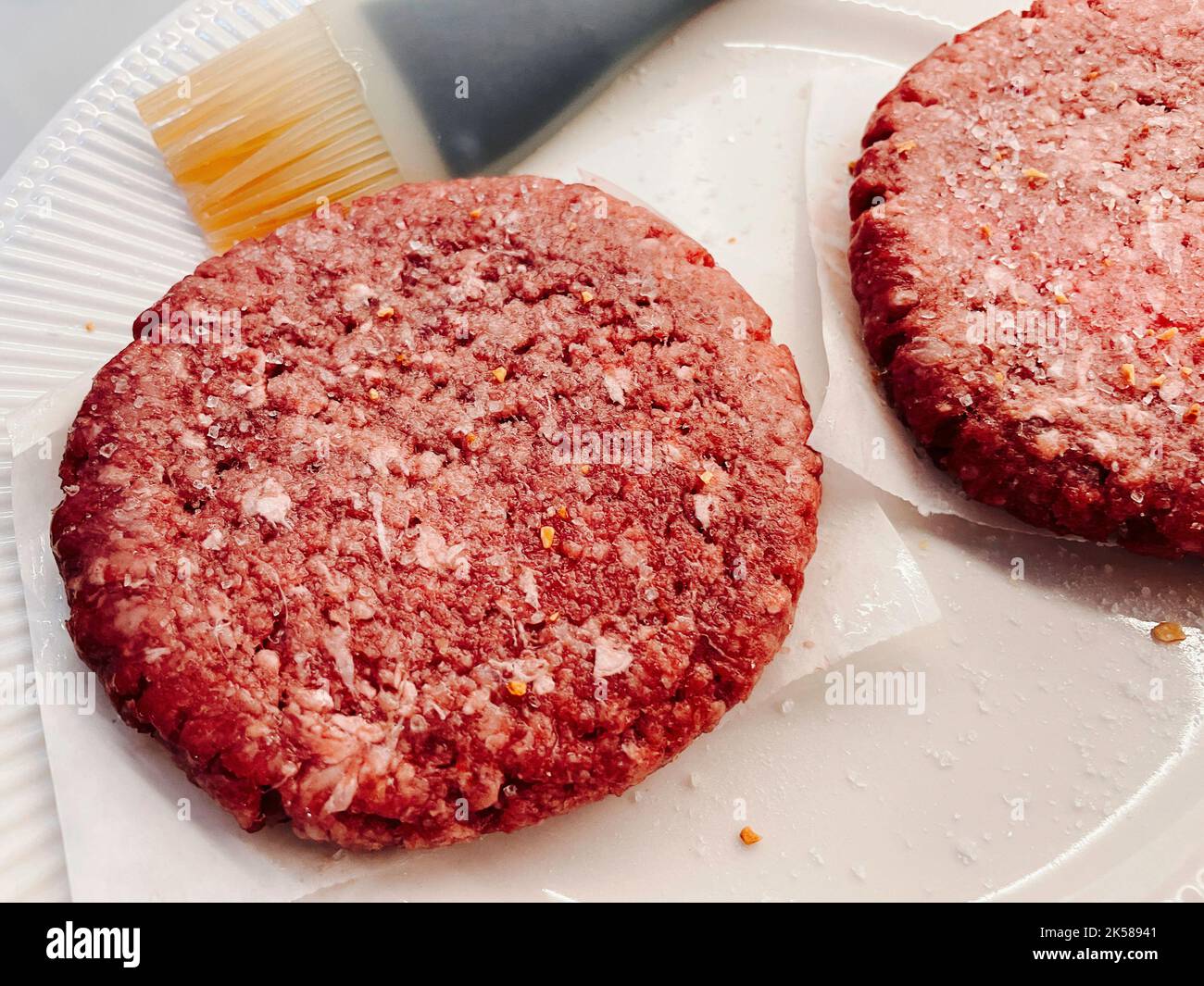 Zwei rohe Hamburger-Patties, vorbereitet für den Grill, 2022, USA Stockfoto