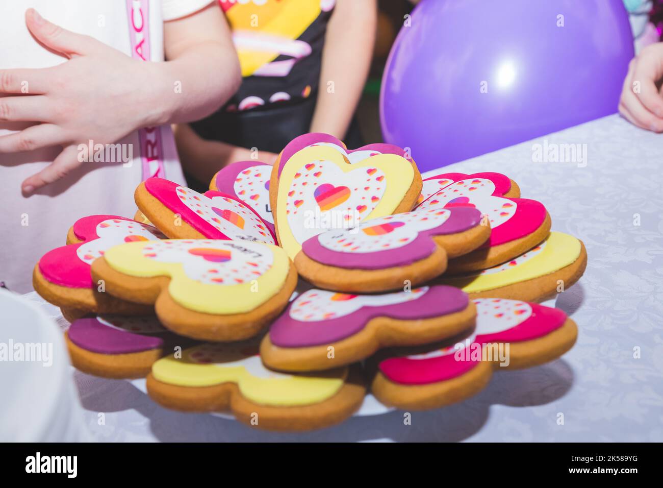 Valentinstag, Muttertag, Geburtstagskuchen. Ein festliches Dessert in Herzform.LGBTQIA stolz. Einrichtung für Backwaren. Konzeptuelle Kunst. Kuchen Stockfoto