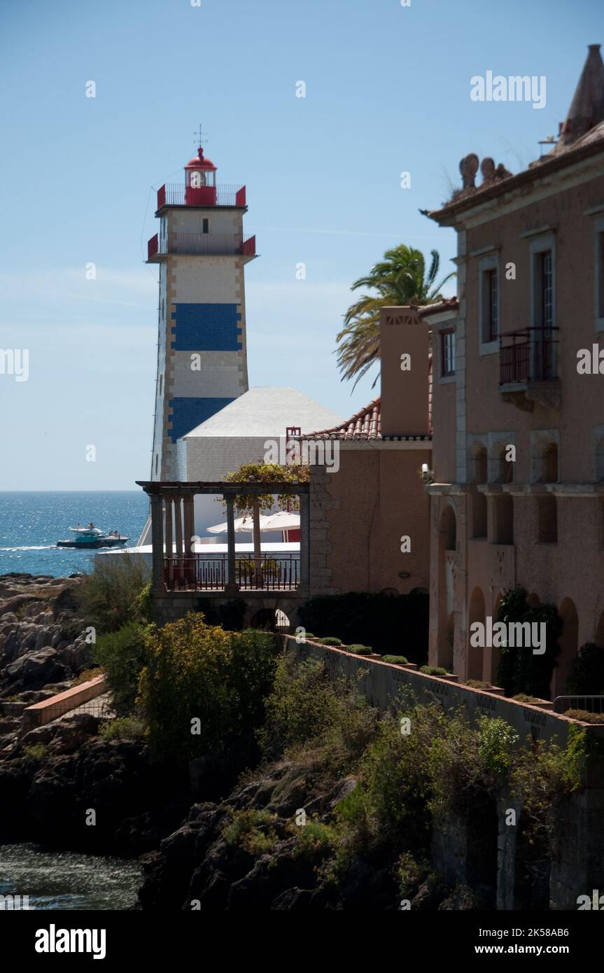 Leuchtturm und traditionelle Gebäude, Cascais, Portugal Stockfoto