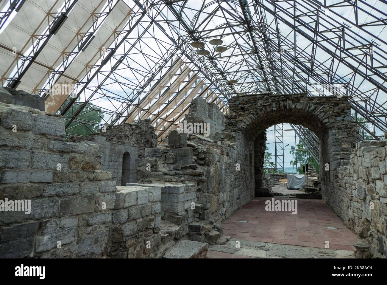 Historische Ruine der Kathedrale in Hamar, geschützt durch Glaslager Stockfoto