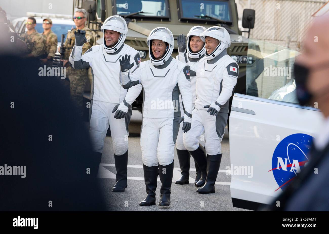 Cape Canaveral, Florida, USA. 5. Oktober 2022. NASA-Astronaut Josh Cassada, links, NASA-Astronautin Nicole Mann, zweite von rechts, Roskosmos-Kosmonauten Anna Kikina, zweite von rechts, und Japan Aerospace Exploration Agency (JAXA)-Astronaut Koichi Wakata rechts, mit SpaceX-Raumanzügen, Werden gesehen, wie sie sich darauf vorbereiten, das Neil A. Armstrong Operations and Checkout Building für den Launch Complex 39A zu verlassen, um an Bord der Raumsonde SpaceX Crew Dragon für den Start der Mission Crew-5 zu gehen, am Mittwoch, den 5. Oktober 2022, im Kennedy Space Center der NASA in Florida. Die NASA-Mission SpaceX Crew-5 ist die fünfte Crew-Rotation m Stockfoto
