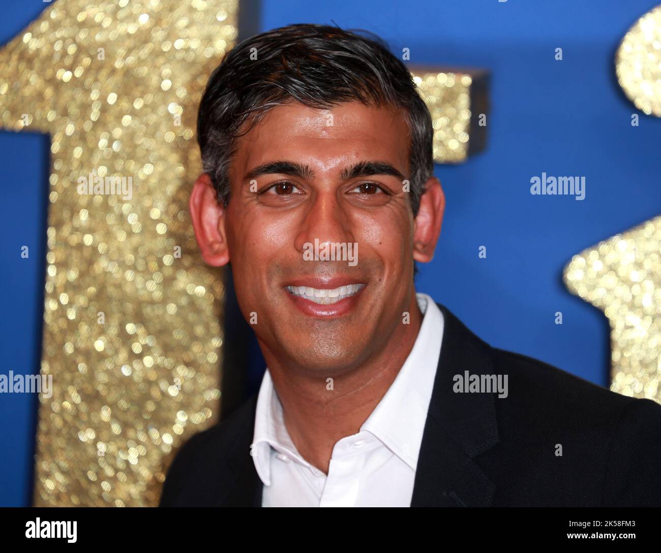 Rishi Sunak besucht Roald Dahls 'Matilda the Musical'-Weltpremiere in der Royal Festival Hall in London, England. Stockfoto