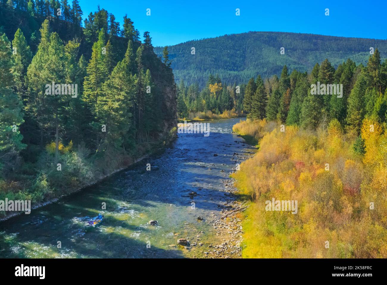 Menschen, die im Herbst den blackfoot-Fluss in der Nähe von ovando, montana, treiben Stockfoto