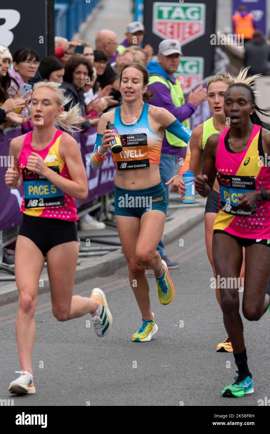 Stephanie Twell beim TCS London Marathon 2022 Elite Women Race in Tower Hill, City of London, Großbritannien. Britischer Langstreckenathlet Stockfoto