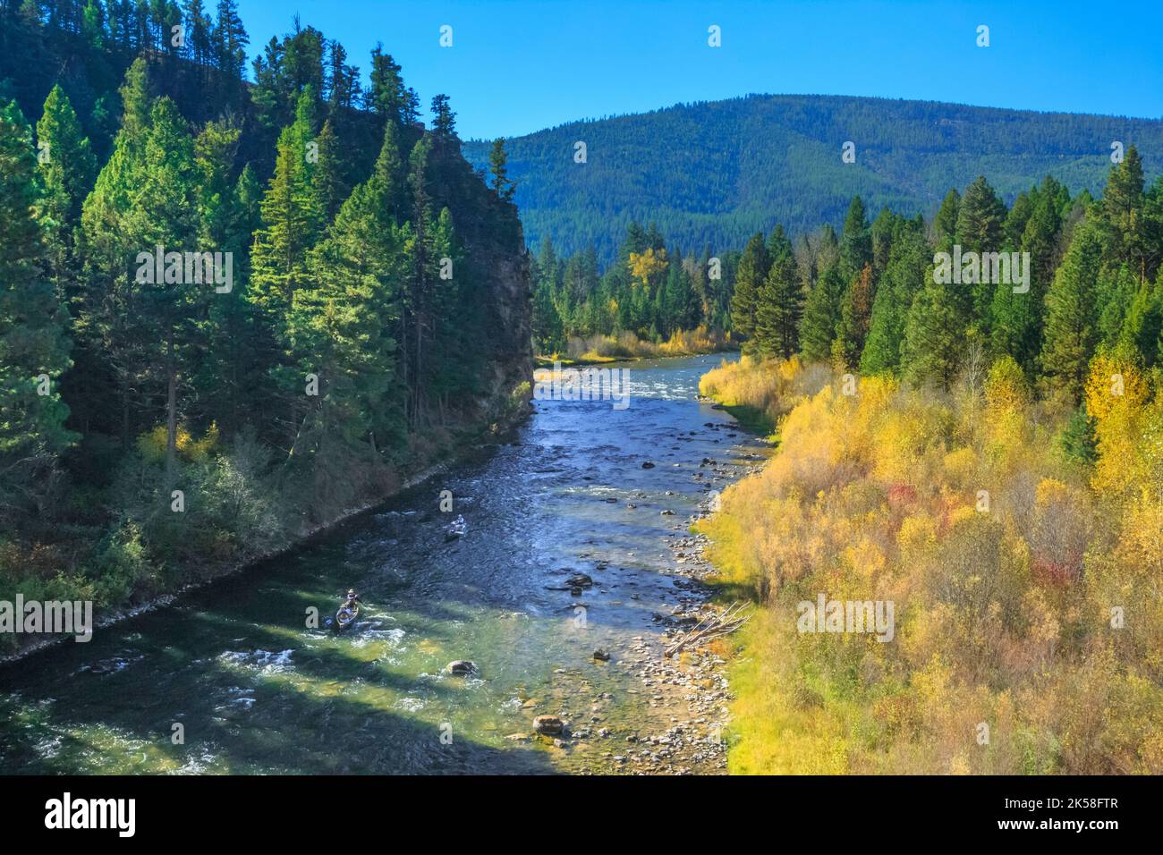 Menschen, die im Herbst den blackfoot-Fluss in der Nähe von ovando, montana, treiben Stockfoto