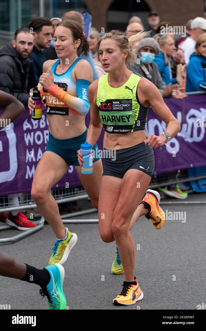 Stephanie Twell und Rose Harvey beim TCS London Marathon 2022 Elite Women Race in Tower Hill, City of London, Großbritannien. Britische Sportlerinnen Stockfoto