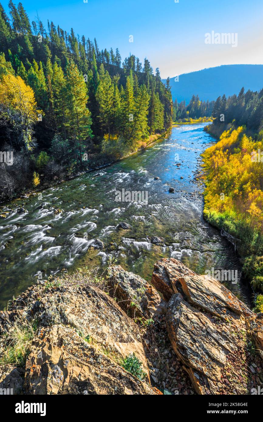 blackfoot River im Herbst unterhalb der Granatkette in der Nähe von ovando, montana Stockfoto
