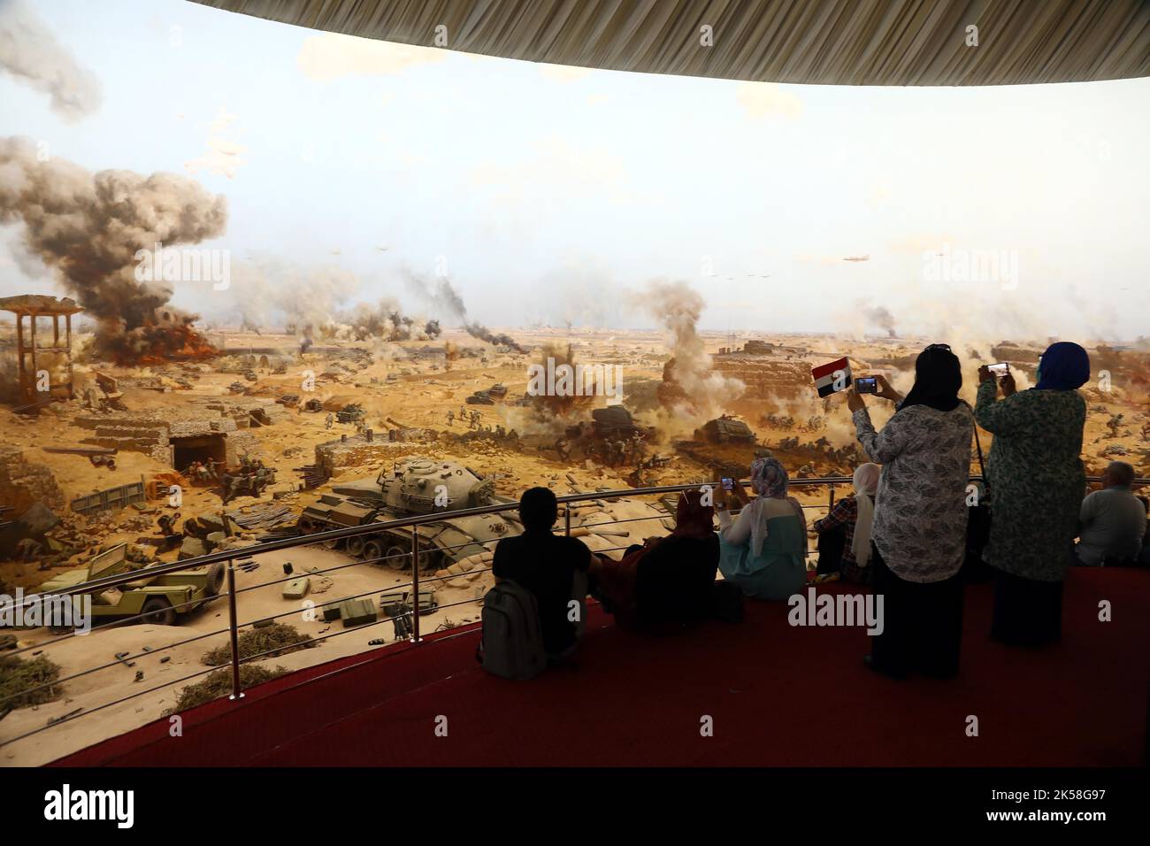 Kairo, Ägypten. 6. Oktober 2022. Am 6. Oktober 2022 besuchen die Menschen das Panoramamuseum des 6.. Oktoberkrieges anlässlich des 49.. Jahrestages des Oktoberkrieges, auch bekannt als der arabisch-israelische Krieg von 1973, in Kairo, Ägypten. Quelle: Ahmed Gomaa/Xinhua/Alamy Live News Stockfoto